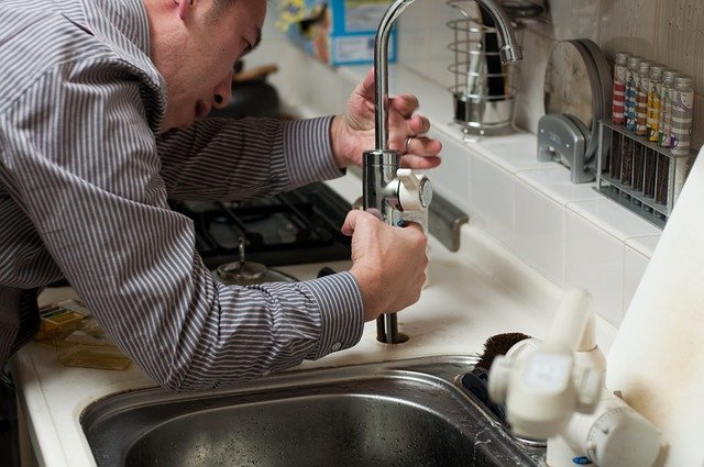Fuites d’eau : pourquoi faut-il très rapidement faire appel à un plombier ?