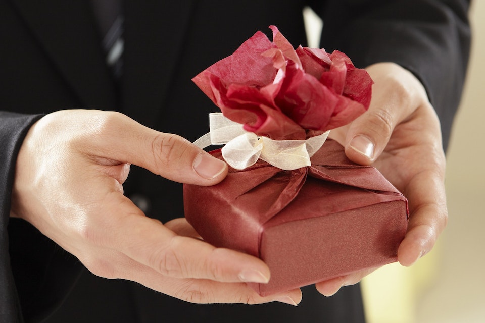 Offrir un bijou en cadeau : quelques règles à suivre pour réussir la surprise