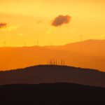 le soleil se couche sur les collines et les moulins à vent