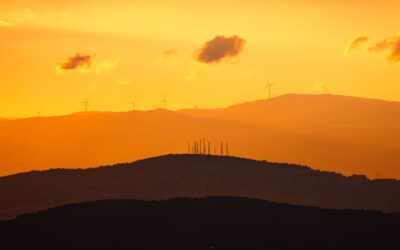 le soleil se couche sur les collines et les moulins à vent