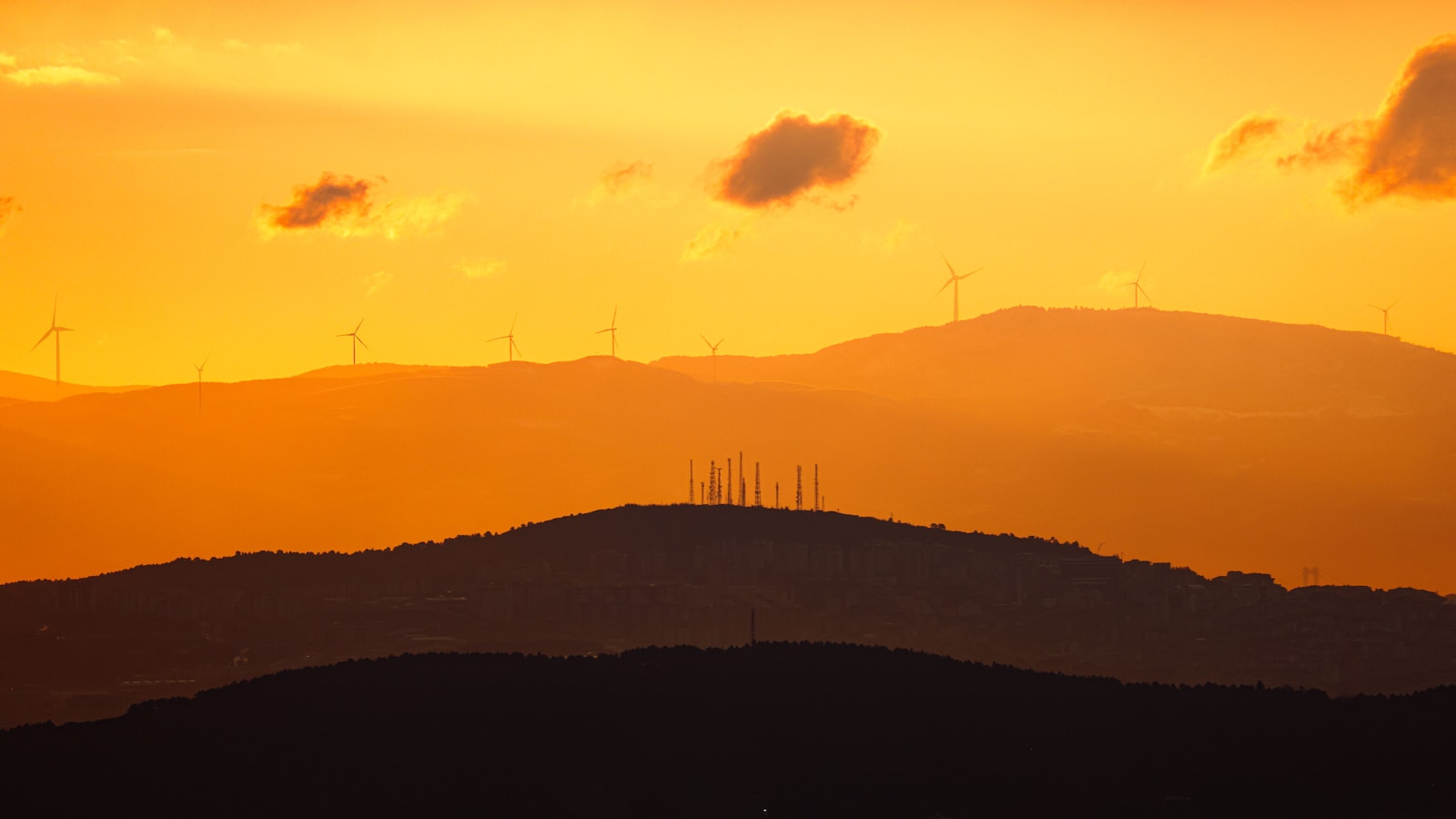 le soleil se couche sur les collines et les moulins à vent
