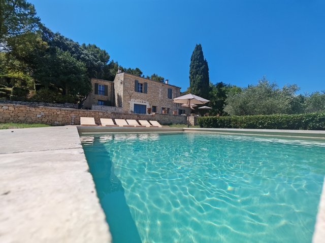 Villa méditerranéenne avec piscine coque dans un jardin verdoyant dans la région de Montpellier